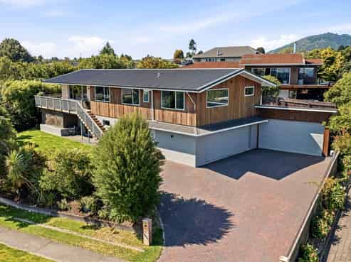 15 Beachman Grove, Hilltop