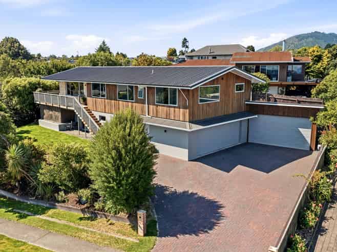 15 Beachman Grove, Hilltop