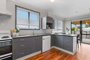 79 Sunset Road, Mangakakahi