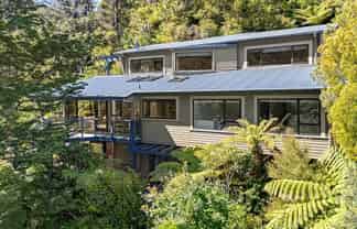 136 Cheviot Road, Lowry Bay, Eastbourne