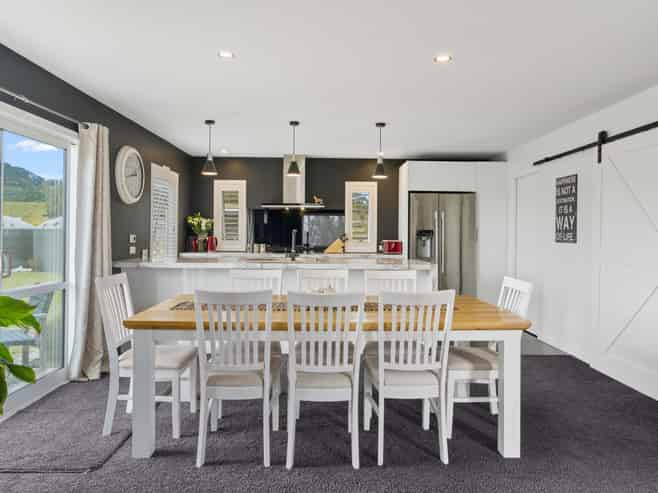 341 White Road, Broadlands Forest