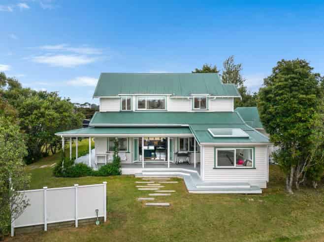 1268 East Coast Road, Redvale