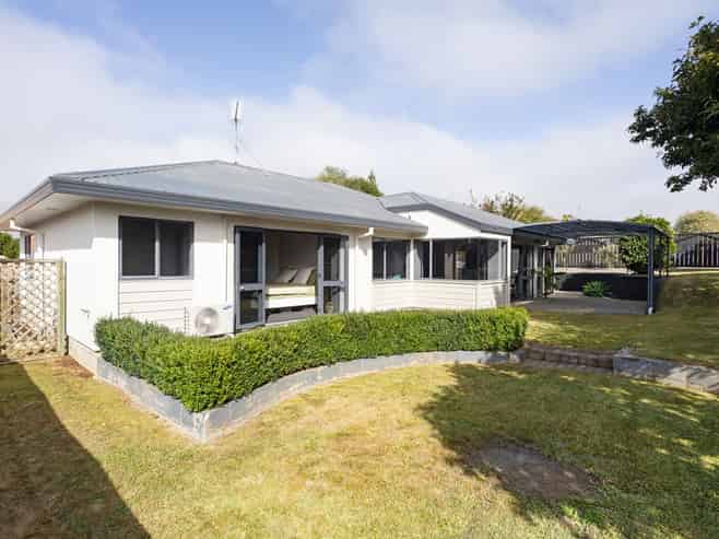 51 Sunnyhills Avenue, Glenview