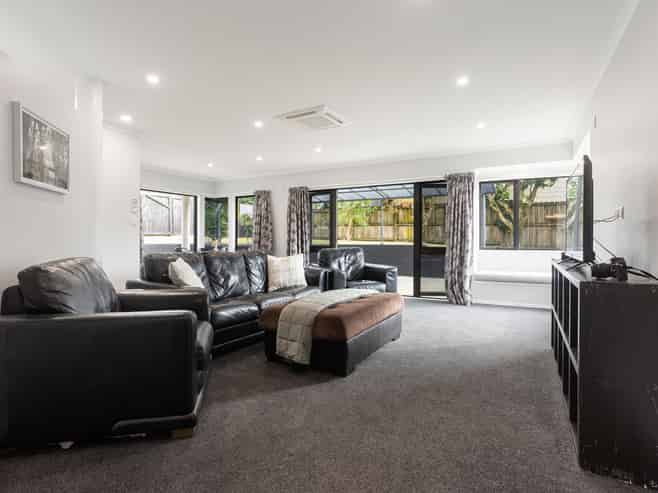 51 Sunnyhills Avenue, Glenview