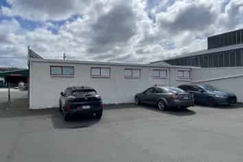 Prominent Trade Showroom & Storage