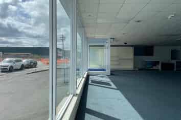 Prominent Trade Showroom & Storage