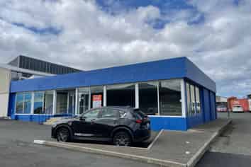 Prominent Trade Showroom & Storage