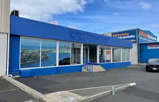 Prominent Trade Showroom & Storage