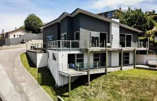 10 Carson Street, Mornington