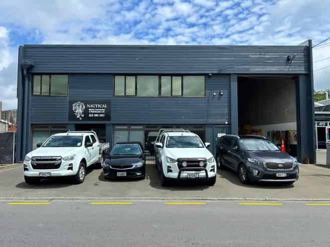 Solid Warehouse with Offices and Mezzanine