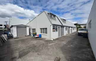 Functional Tradesman Unit + Shed & Yard