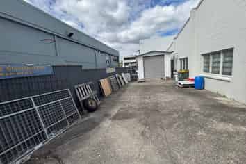 Functional Tradesman Unit + Shed & Yard