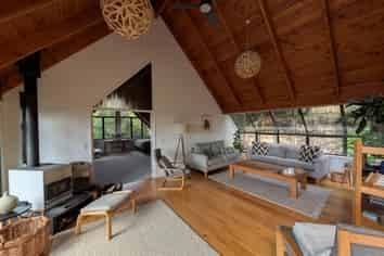 22 Tui Crescent, Waiatarua