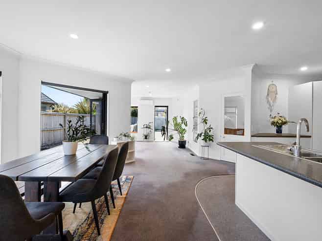 16 Karina Road, Merrilands