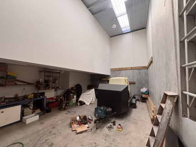 High-stud industrial unit in the heart of Kumeu