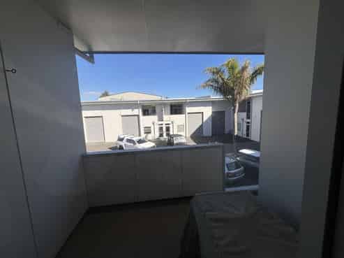 High-stud industrial unit in the heart of Kumeu