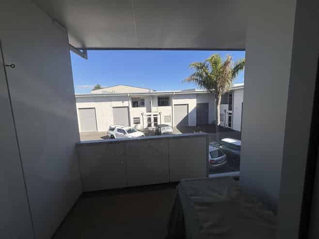 High-stud industrial unit in the heart of Kumeu