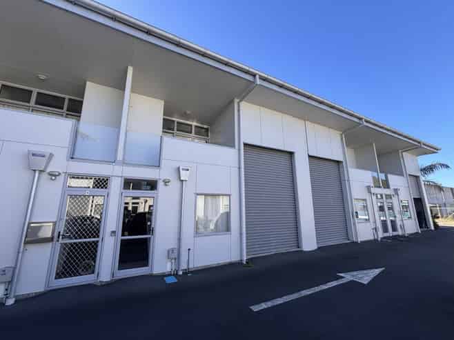 High-stud industrial unit in the heart of Kumeu