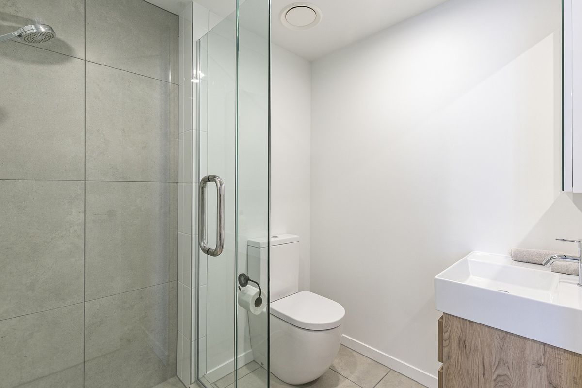 STUNNING TWO BEDROOM TOP FLOOR APARTMENT: - Mehr