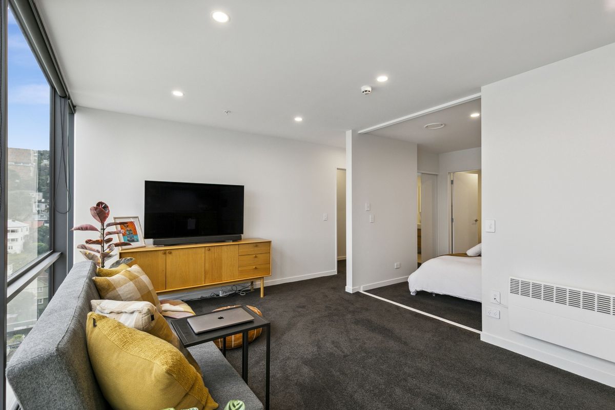 STUNNING TWO BEDROOM TOP FLOOR APARTMENT: - Ansicht 5