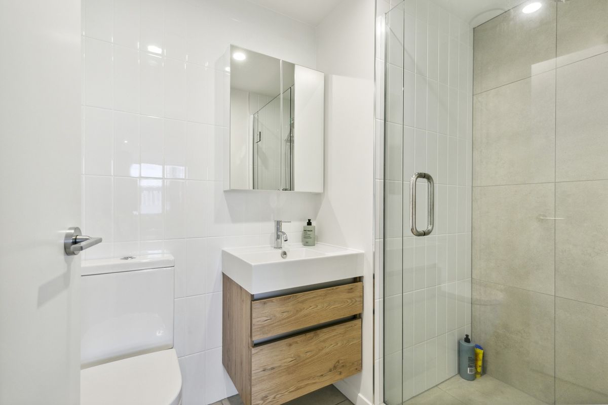 STUNNING TWO BEDROOM TOP FLOOR APARTMENT: - Ansicht 6