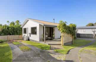 56 Heron Avenue East, Matua