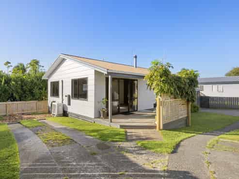 56 Heron Avenue East, Matua