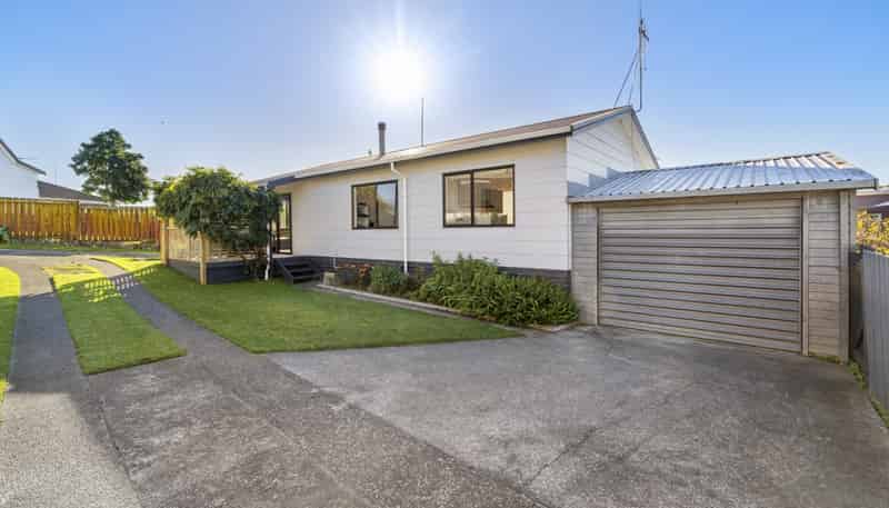 56 Heron Avenue East, Matua