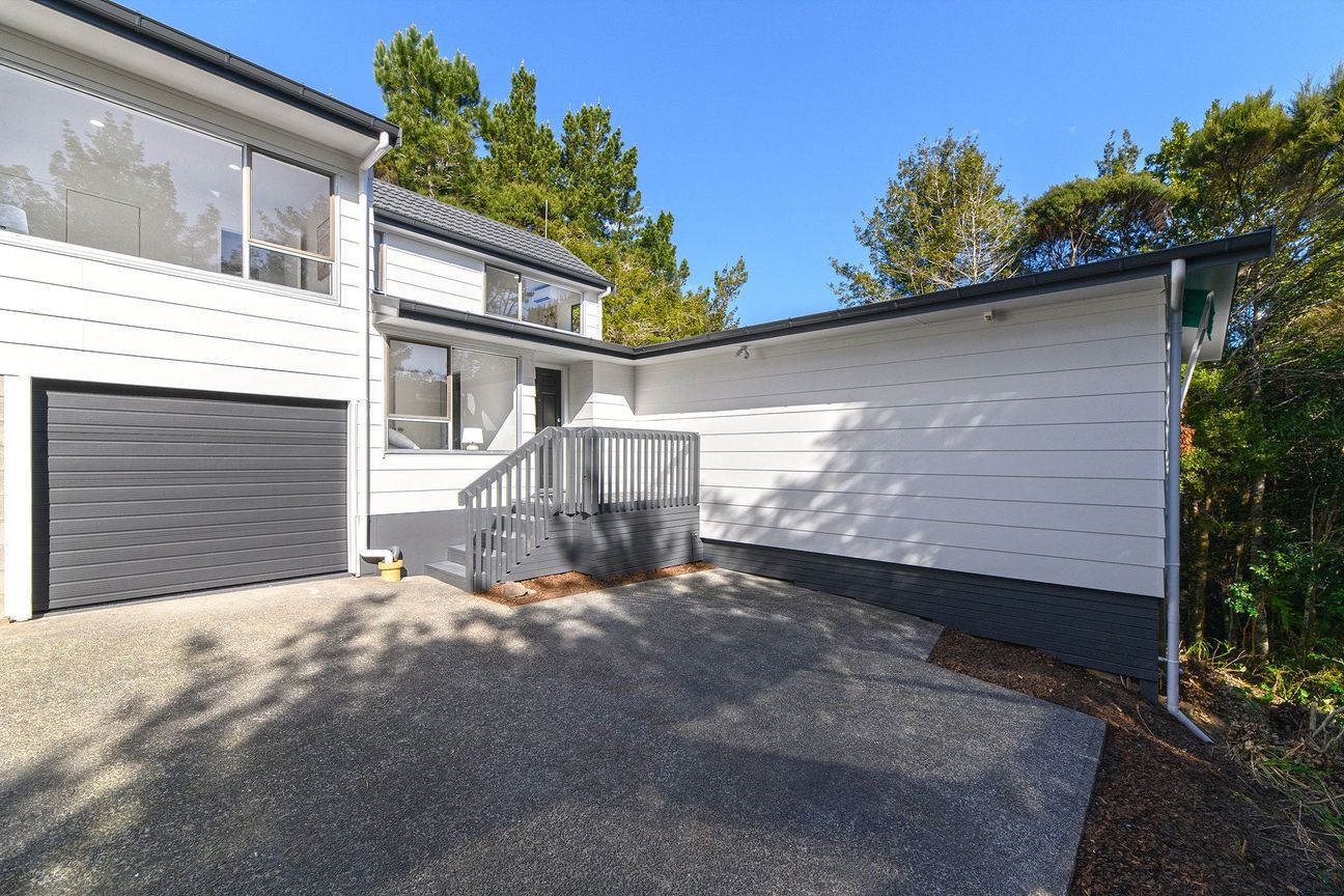 Immaculate Bush Outlook Living - Vista 3