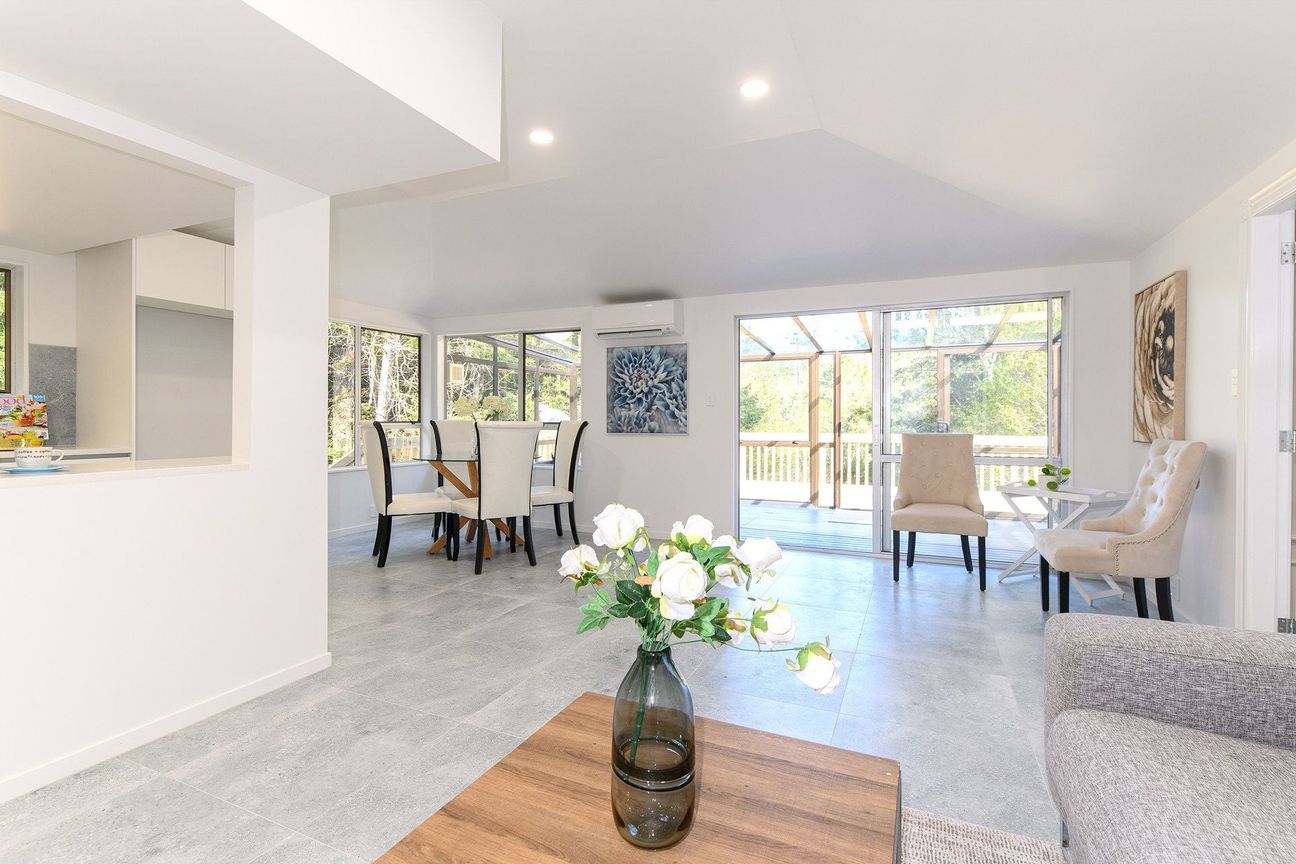 Immaculate Bush Outlook Living - Vista 5