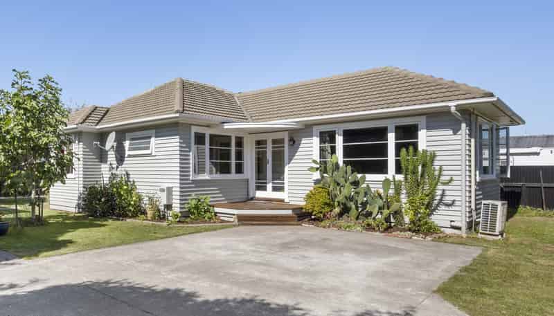 900 Clive Street, Akina