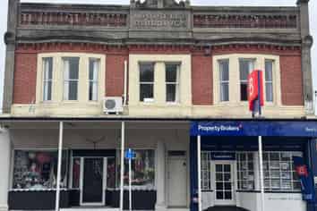 114 Bridge Street, Bulls