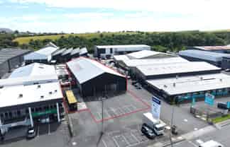 1,112sqm Warehouse with Massive Exposure