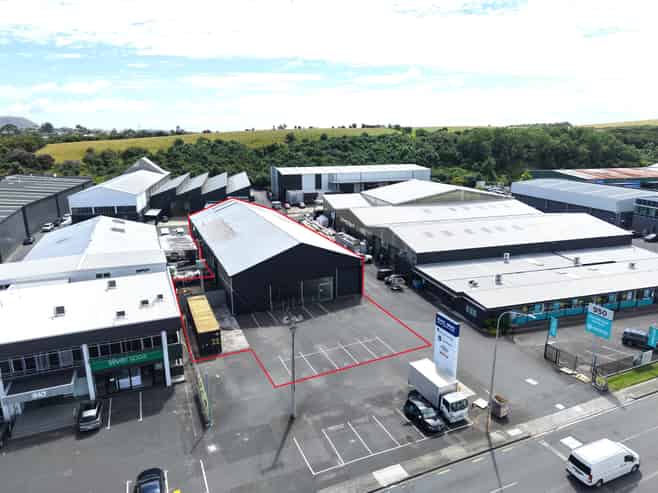 1,112sqm Warehouse with Massive Exposure