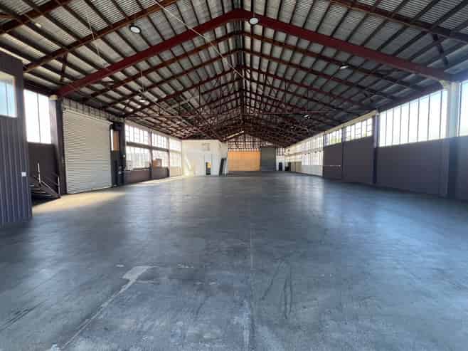 1,112sqm Warehouse with Massive Exposure