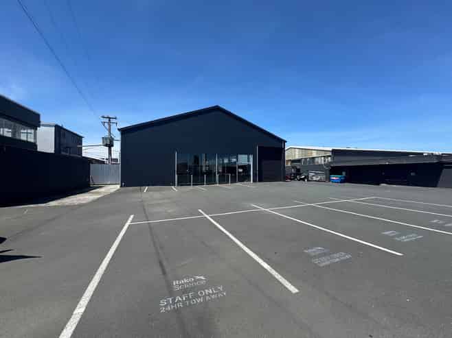 1,112sqm Warehouse with Massive Exposure