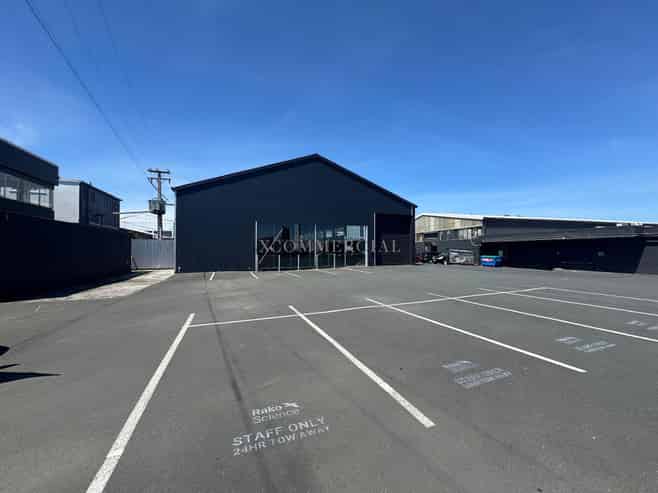 1,112sqm Warehouse with Massive Exposure