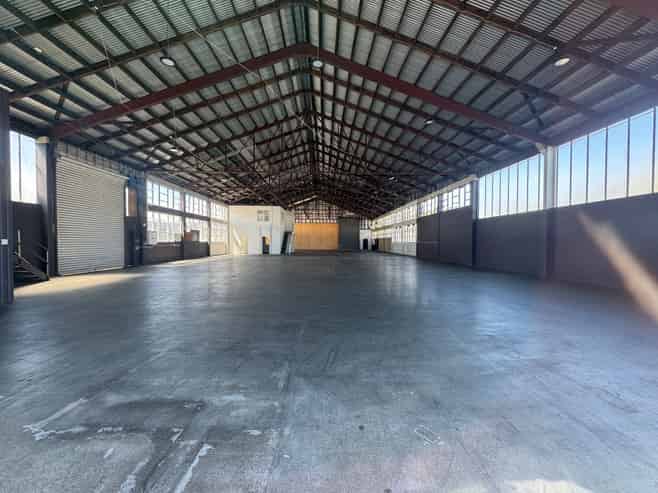 1,112sqm Warehouse with Massive Exposure