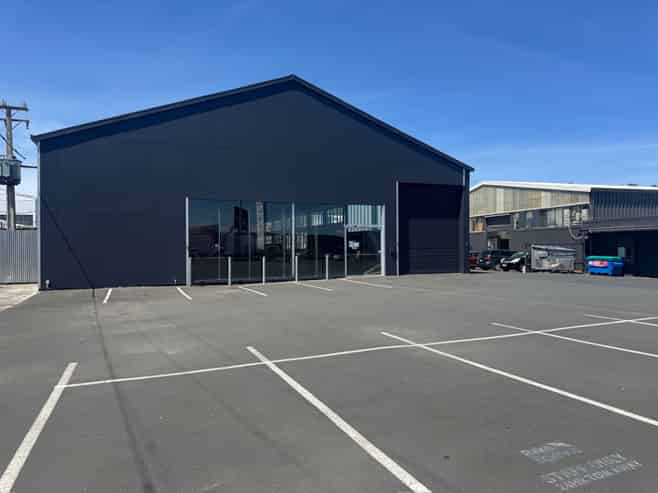 1,112sqm Warehouse with Massive Exposure