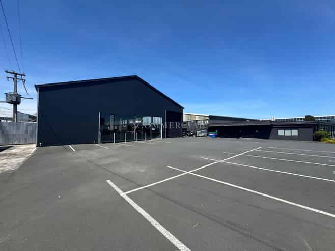1,112sqm Warehouse with Massive Exposure