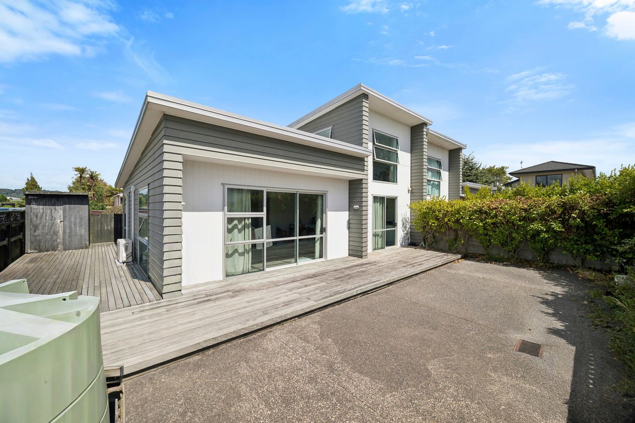 Modern Freehold Townhouse-Walk to Town! - View 2