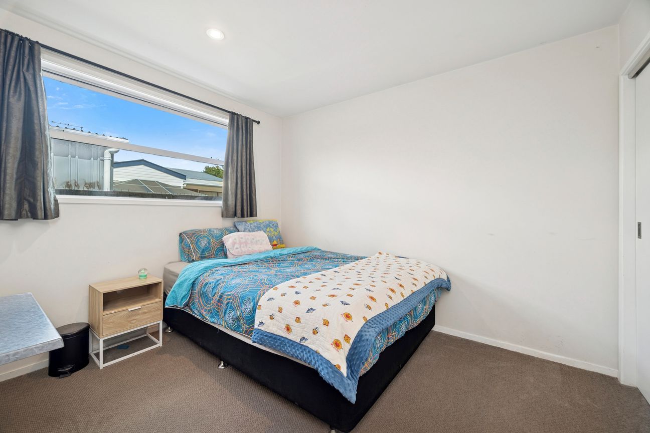Modern Freehold Townhouse-Walk to Town! - More