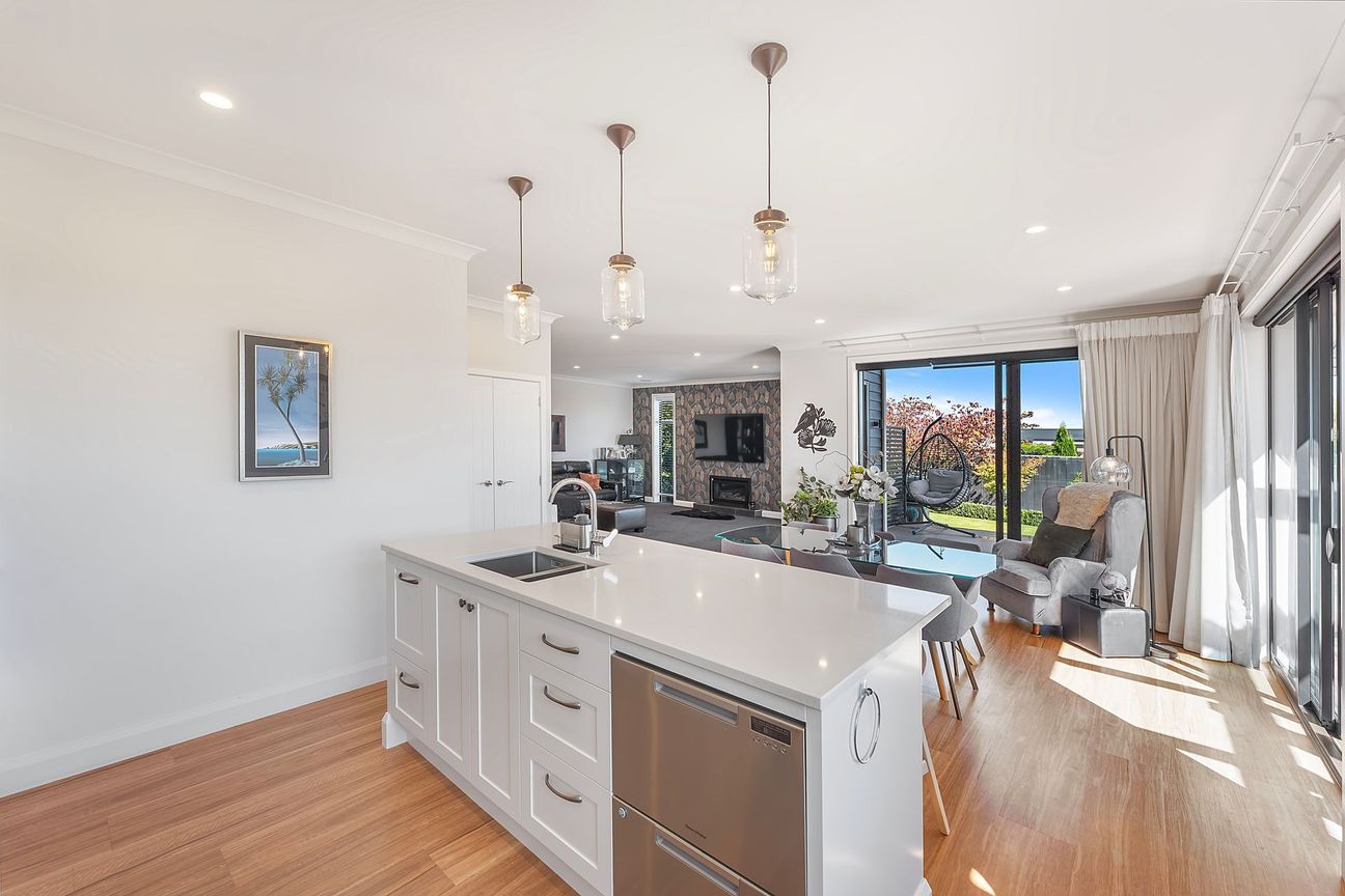 Mountain Views, Sunsets & Sophisticated Living - Mehr