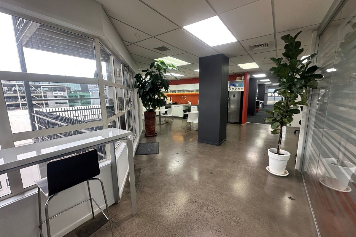 A Modern, Central Newmarket Office with Deck - Fler