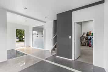 Versatile office/warehouse on William Pickering