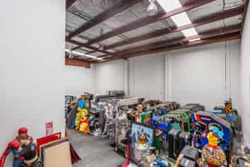 Versatile office/warehouse on William Pickering