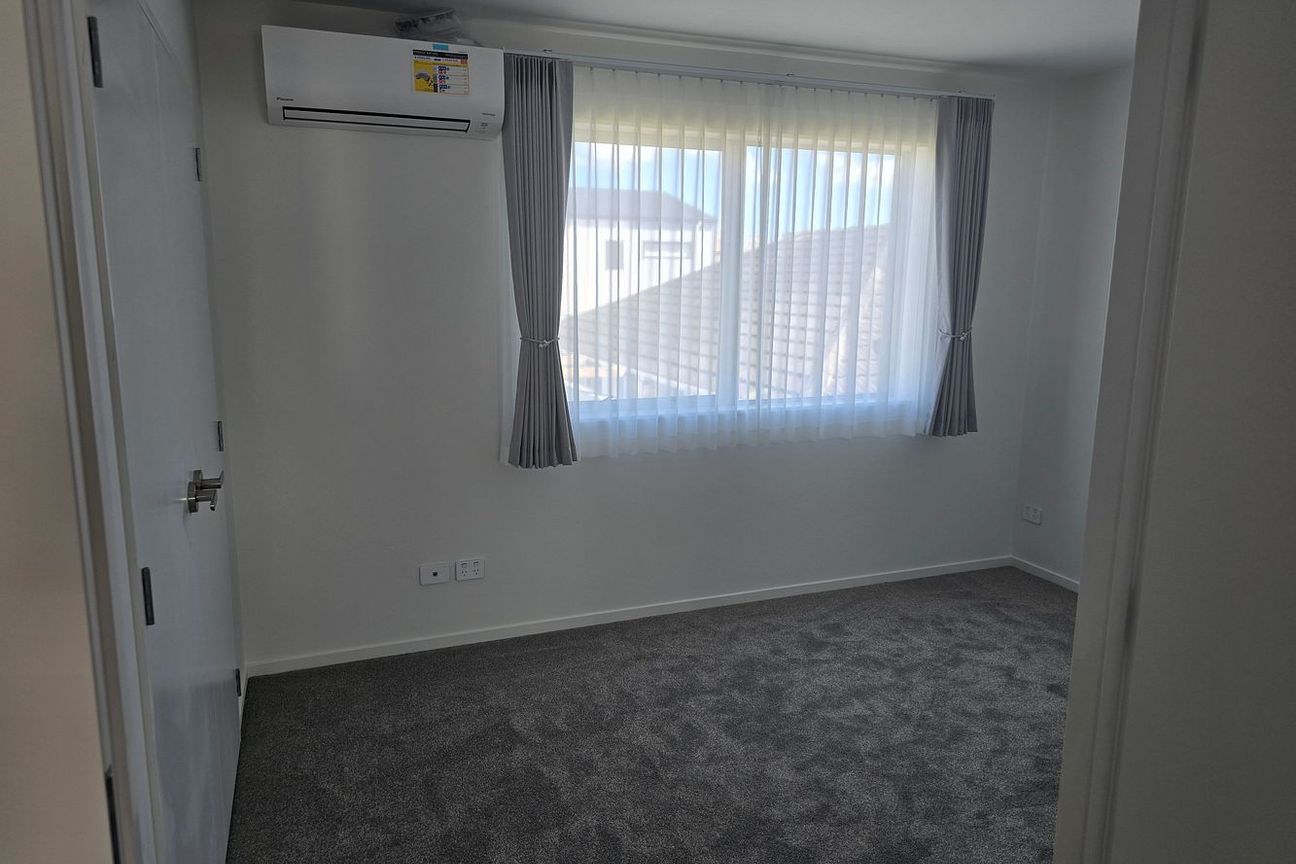 Spacious Family Home in Te Atatu Peninsula - Vista 5
