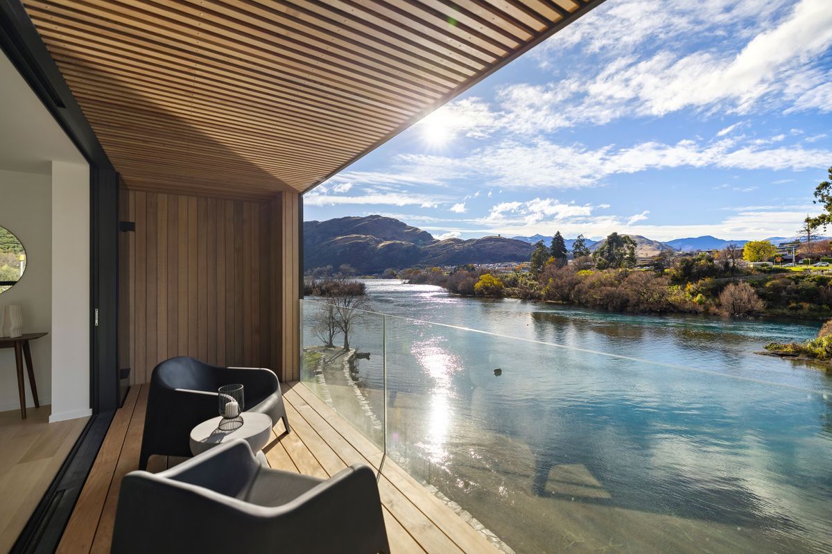 Luxury Lakefront Living – Kelvin Heights
