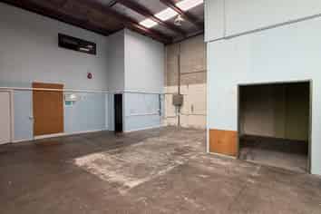 Roadfront Showroom & Warehouse - Puhinui Rd