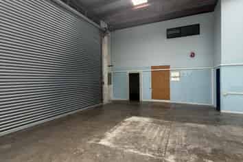 Roadfront Showroom & Warehouse - Puhinui Rd